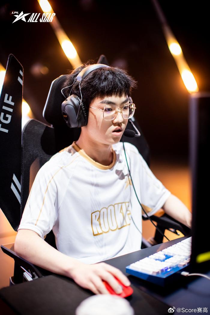 RNG力克TES,Xiaohu单局斩获MVP八强赛3:1(广州) RNG力克TES,Xiaohu单局斩获MVP八强赛3:1(广州)