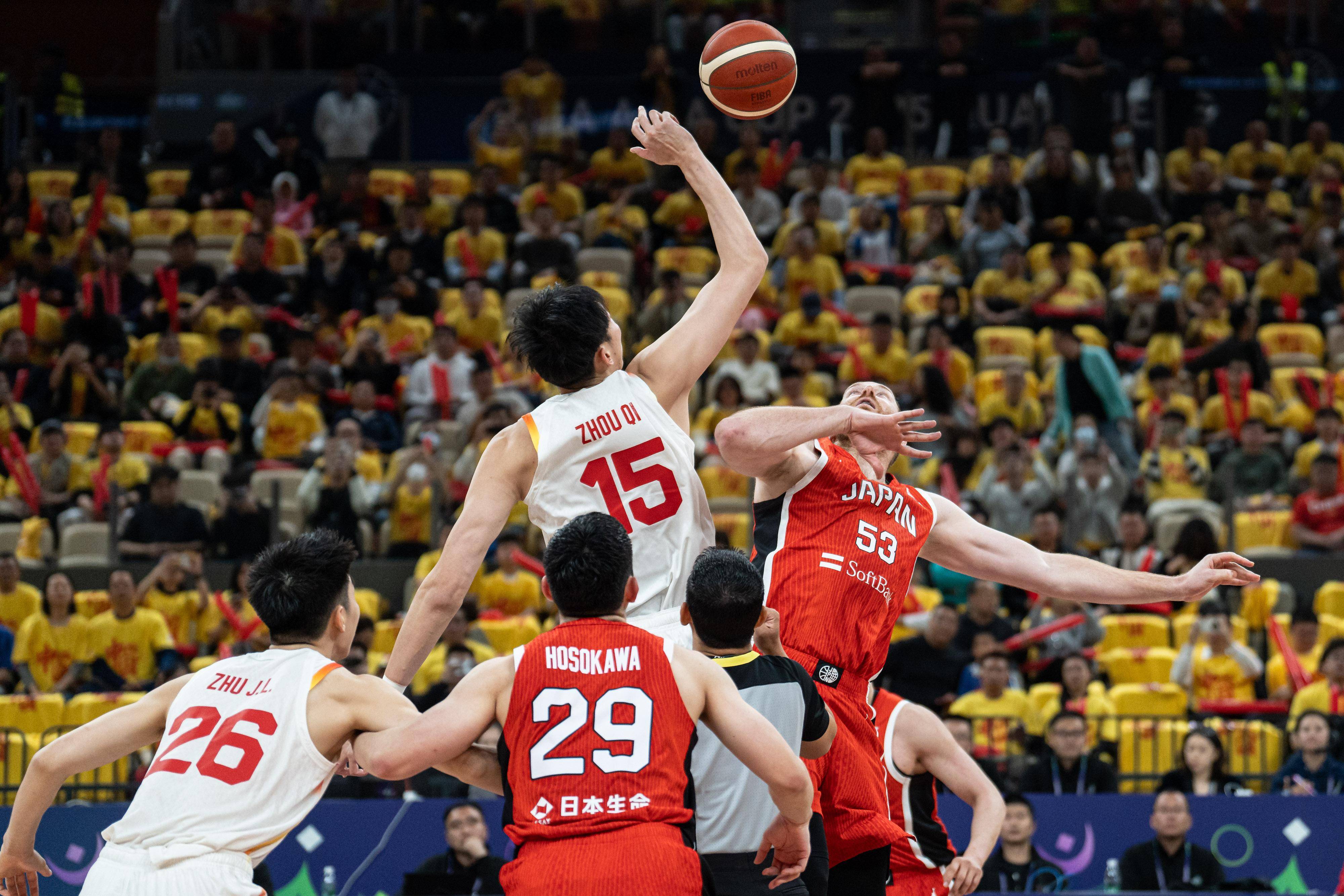 开云体育登录-篮球巨星击败对手，带领球队晋级下一轮