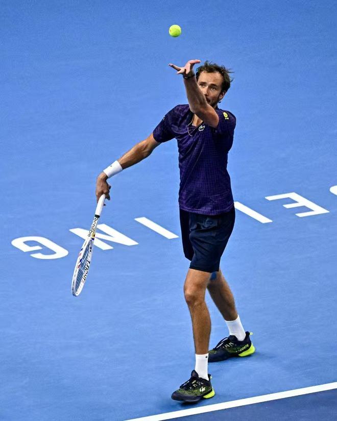 德国网球队鏖战西班牙网球队,梅德韦杰夫制霸全场的简单介绍 德国网球队鏖战西班牙网球队,梅德韦杰夫制霸全场的简单介绍